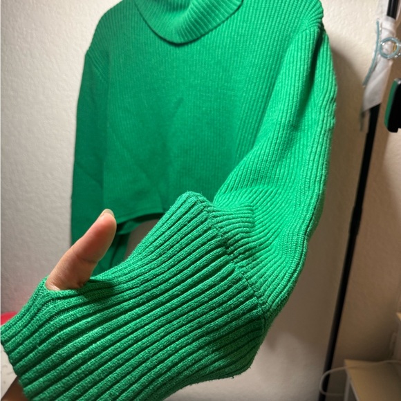 Green Women's Sweater Crop - Picture 3 of 4